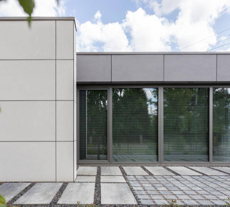 Bürocontainer 112m², mit den Maßen 12,0/13,5 x 9,0 x 3,2m
