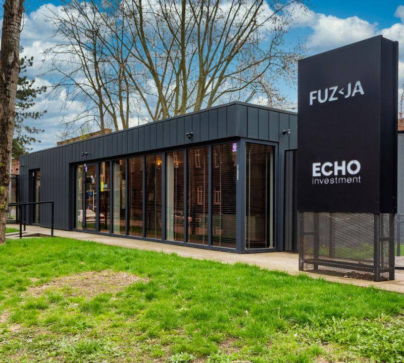 Bürocontainer
180m², mit den Maßen 15,0 x 12,0 x 3,2m